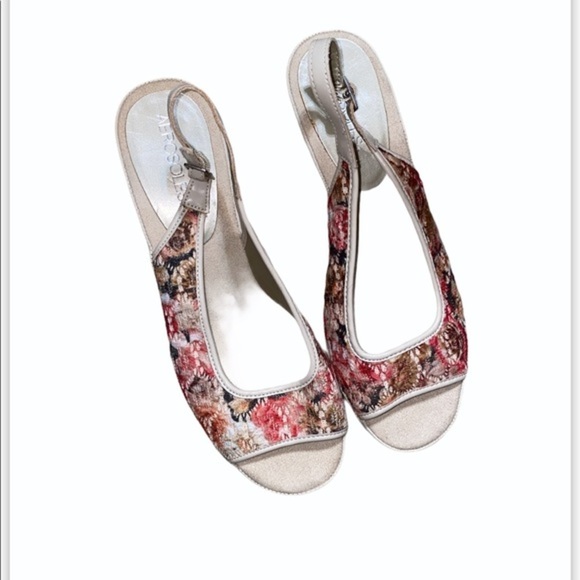 Dozen Roses Wedge Slingback Open Toe Wedge In 9.5 - Picture 2 of 4